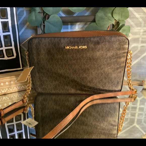 Michael Kors Crossbody - Picture 4 of 14